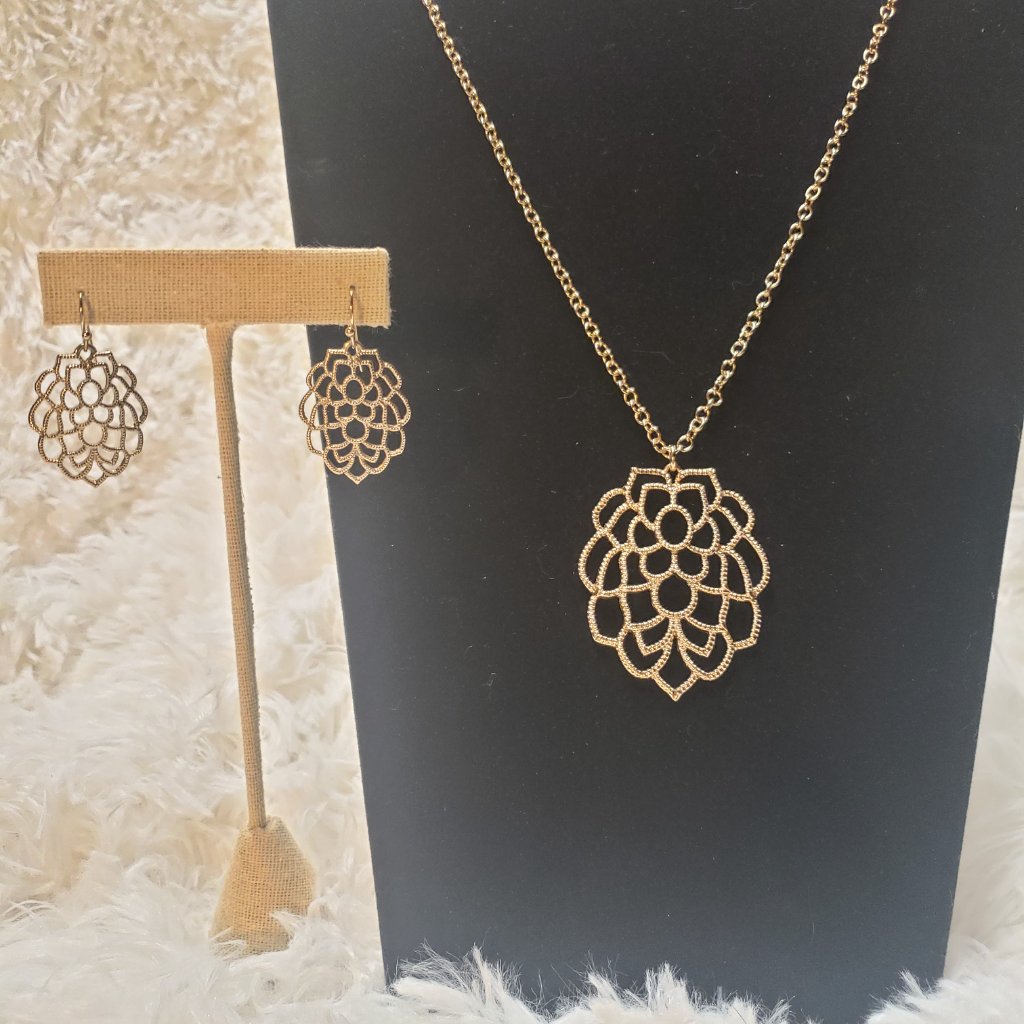 Gold Flower Necklace And Earring Set.